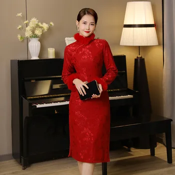 Rdeča Pozimi Cheongsam Mid-dolžina Čipke Plus Žamet Dolgo sleeved Krzno Ovratnik Kitajski Poroka Banket Mati Obleko Qipao za Ženske